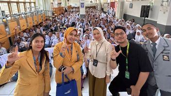 OJKのケジャールのために、バンクマンディリゲロラカンゲロラカンペマタンサンブンガン、インドネシア全土の15,000人の学生