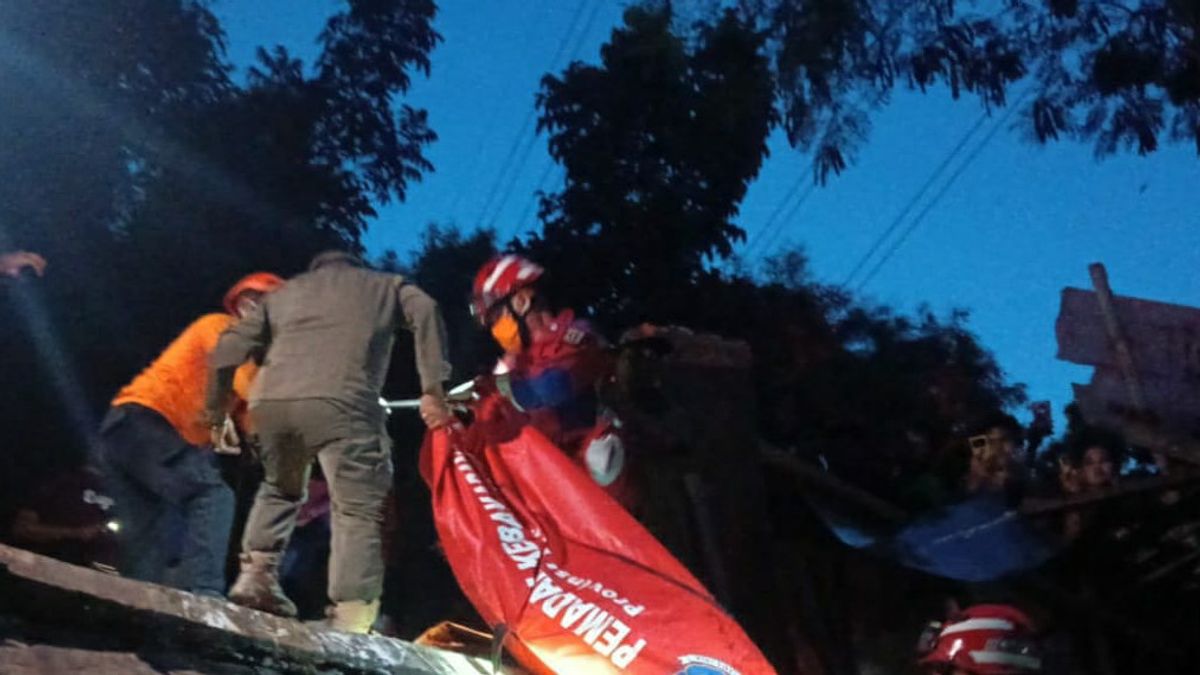 Firefighters Evacuate Men's Body In Sodong River Pulogadung