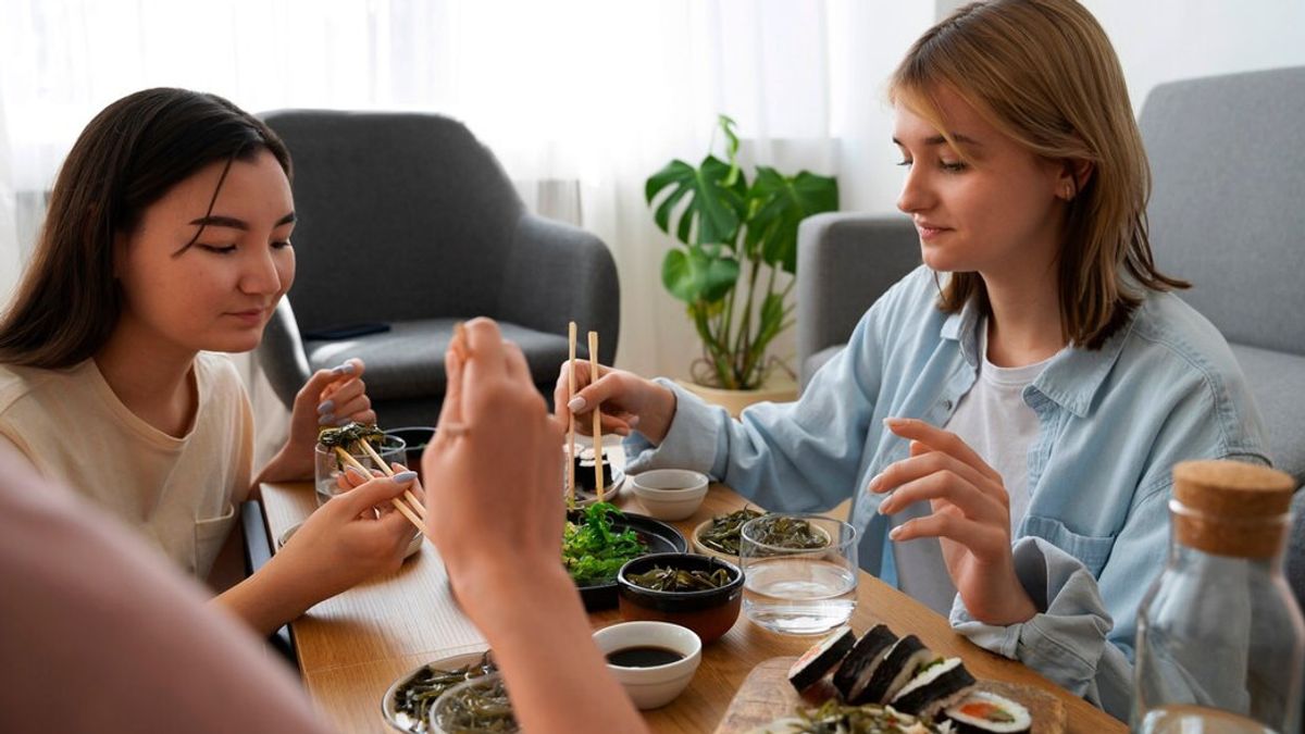 Tak Cuma Kenyang, Manfaat Lebih bagi Tubuh dan Pikiran Saat Makan Bersama Ketimbang Sendiri