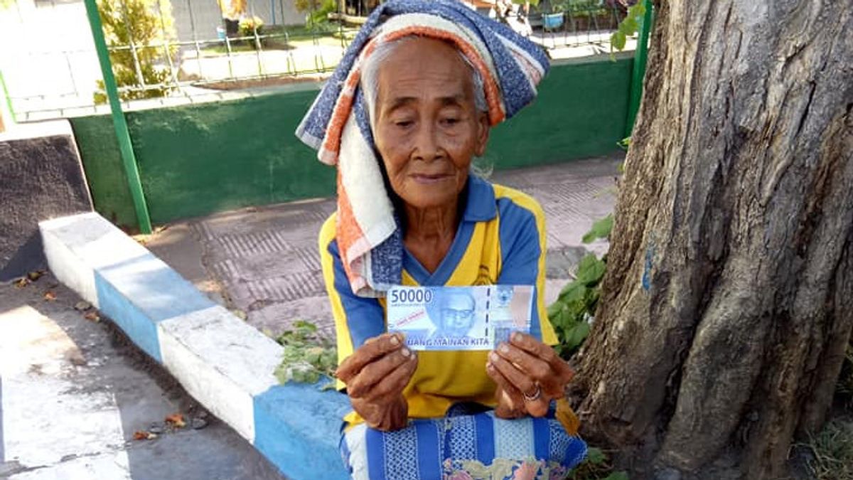 Comment Est-ce Possible, La Grand-mère D'un Vendeur De Mangues à Bali A été Trompée En Utilisant De L'argent Jouet De 50000 IDR