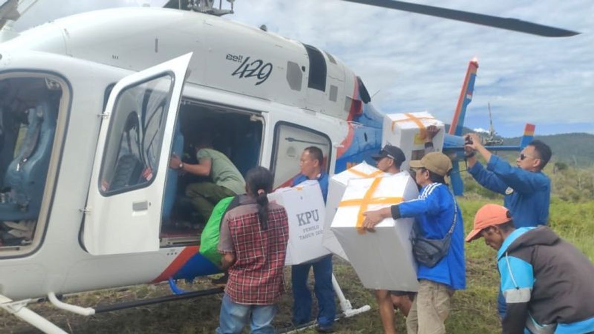 Using Helicopters, Central Sulawesi Police Pick Up Logistics From Remote TPS