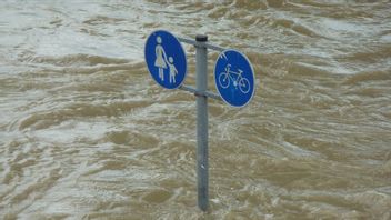 高雨强度，被洪水和山体滑坡围困的塞马朗市