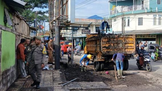 Sudah Dibatasi Jualan Sampai Jam 6 Pagi, PKL Nekat Penuhi Trotor di Garut Ditertibkan