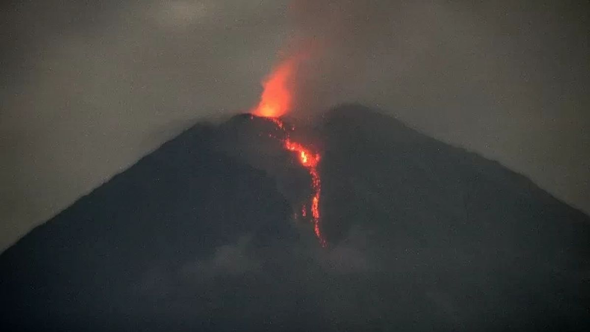  Gunung Semeru 4 Kali Erupsi Hari Ini, Lontarkan Asap Hingga 1 Kilometer 