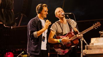 Roger Federer Diperkenalkan sebagai Mantan Personel Coldplay saat Konser, Chris Martin: Dia Bersama Kami 3 Bulan sebelum Jadi Petenis
