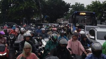 Jumat Pagi Lumpuh, Banjir, Ditambah Jalan Macet hingga Transjakarta Setop Rute