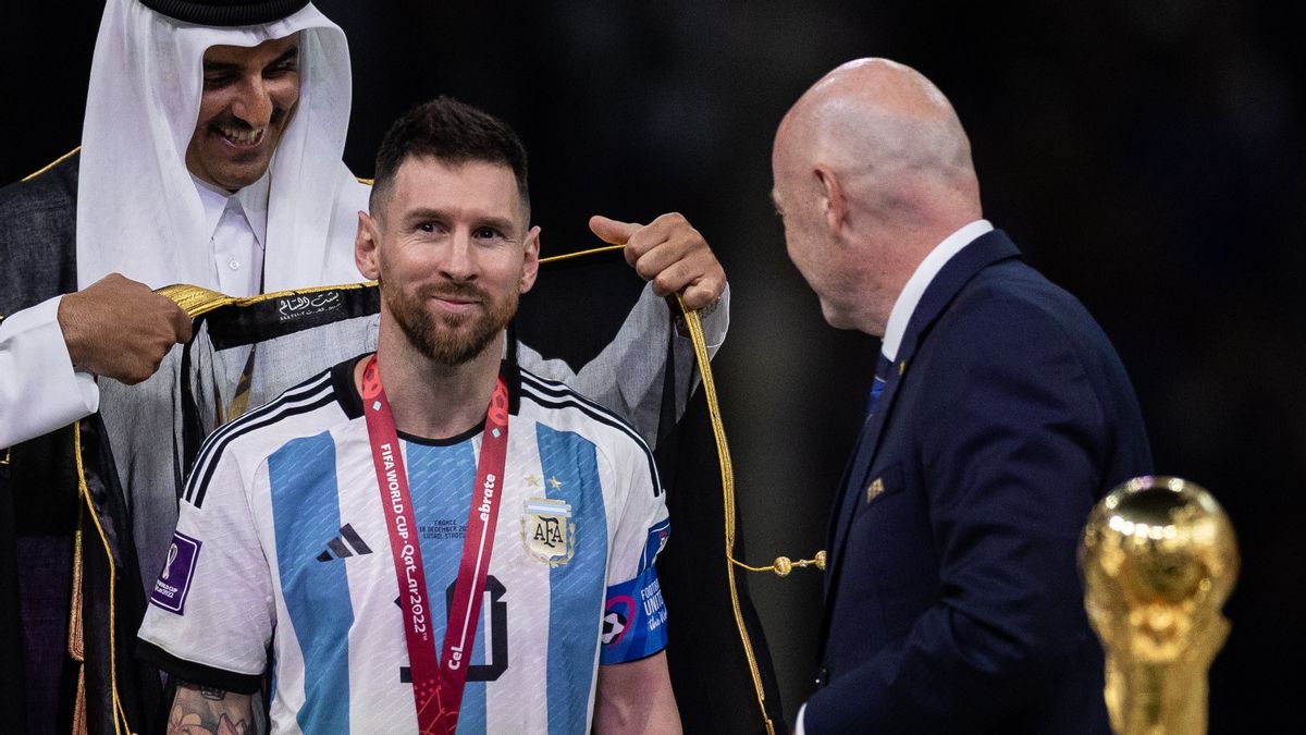 The Bisht That Messi Used When Lifting The 2022 World Cup Trophy Became A Mess, Oman's 'Sultan' Ready To Pay IDR 15.5 Billion