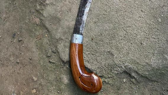 Impossible D'accepter Mère Grondée, Fils à Pinrang Sud Sulawesi Fendant Le Cou De Son Père Avec Machette