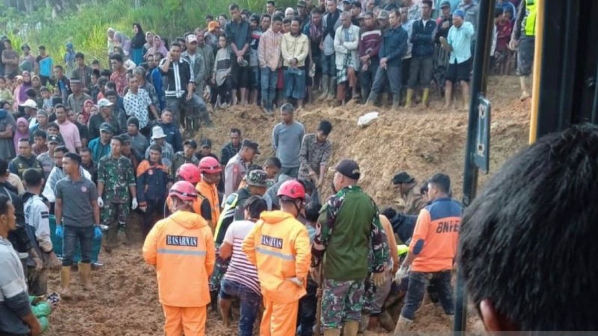 One Family Died Covered In Land Land Land Land Landslides In Central Aceh Celala