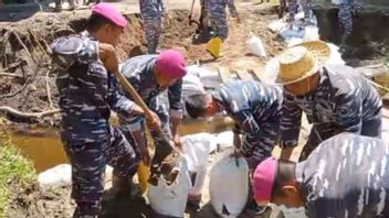 Indonesian Navy Builds Emergency Bridge And Distribution Logistics In West Sumatra