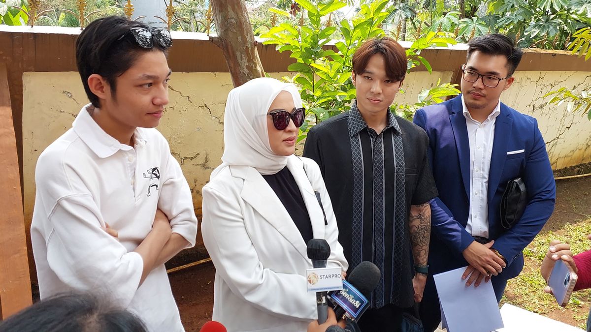 Keisha Alvaro Setia Accompanied Okie Agustina When Proposing A Divorce Lawsuit At The Bogor Religious Court