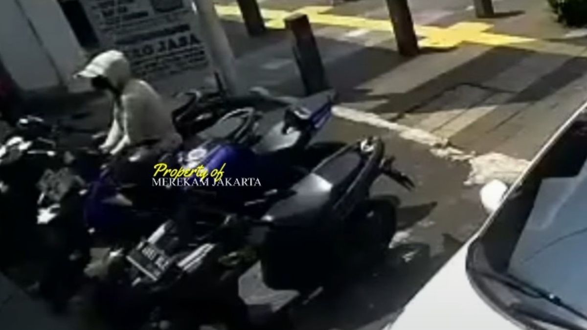 CCTV Camera Recorded Motorcycle Thief In Mampang, South Jakarta, 2 Perpetrators