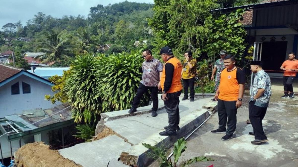 Ruang TU dan Kelas SMPN 1 Jenawi Karanganyar Rusak Tertimpa Material Longsor