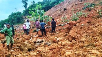 BPBDナガンラヤは、地滑り埋設された村を見つけるために18人の人員を配備します