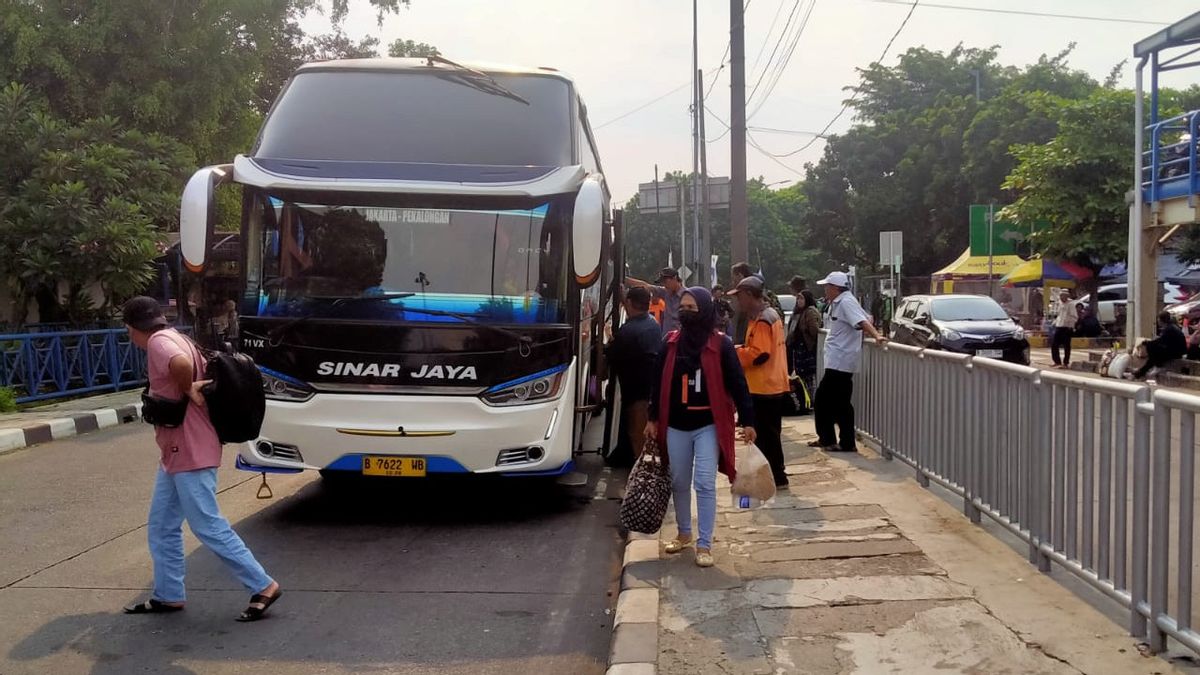 来自雅加达以外的数千名巴士乘客抵达甘榜红毛丹码头