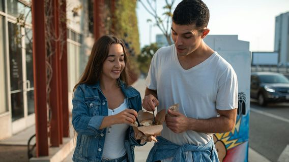 旅行中の食事費を節約するためのヒント、無駄を防ぎます!