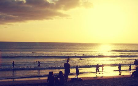 Bersihkan Sampah Pantai Kuta, Kemenpar-Poltekpar Bali Ikut Turun Tangan