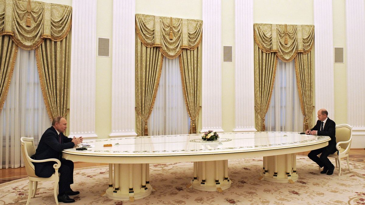  المستشار شولز يرفض اختبار COVID-19 الروسي والمحادثات مع الرئيس بوتين مفصولة بطاولة طويلة