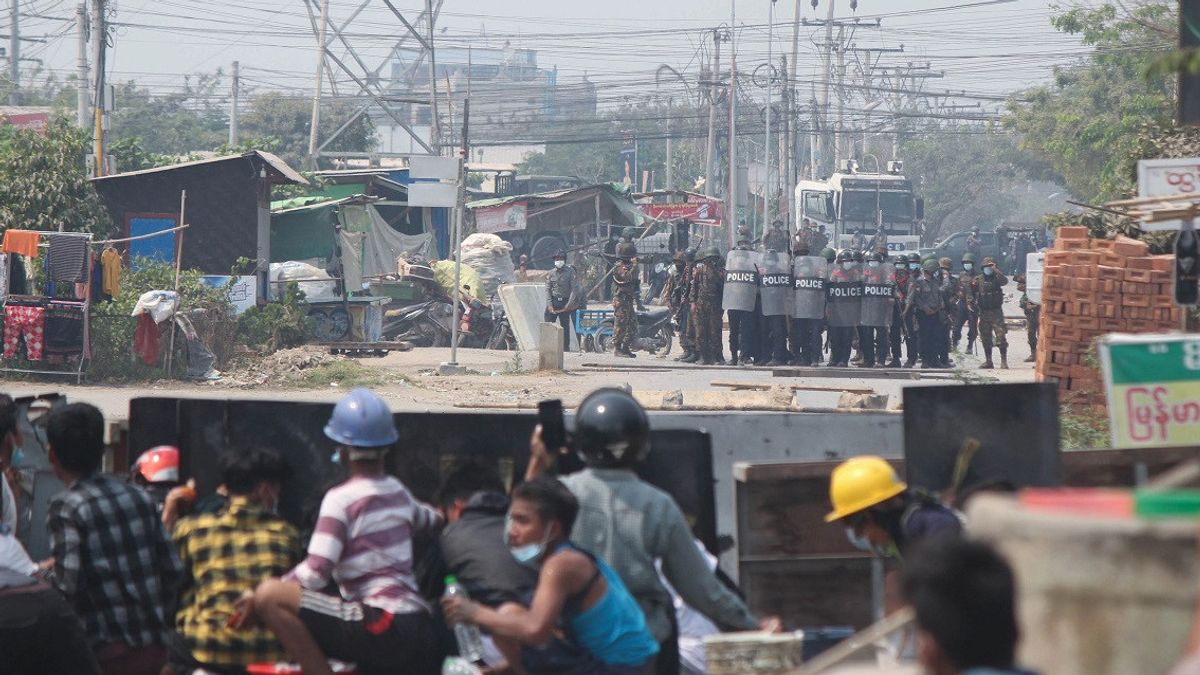  Instiller La Peur, Le Régime Militaire Du Myanmar Vérifie Les Appels, Messages Texte Au Téléphone Portable Du Citoyen Galerie De Photos