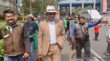 Yesterday Anies, Now Ridwan Kamil Joins The 'SCBD' Teenager Fashion Show In Dukuh Atas