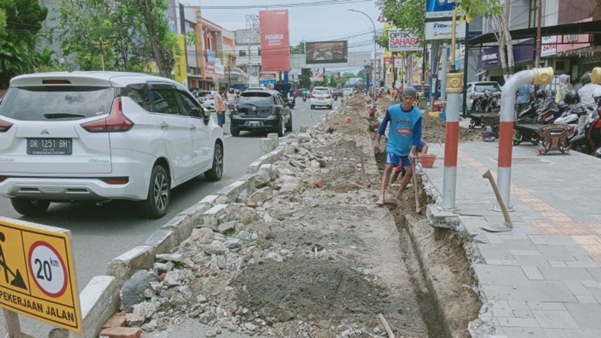 Broken Sidewalk, PDAM Pipeline Excavation At KBC Mataram Is Stopped By Provincial Government