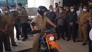 Pamit dari Balai Kota Medan, Akhyar Nasution Naik Motor Pulang ke Rumah