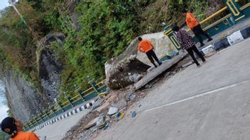 Prétendument le tremblement de terre, il s’avère que la pierre géante » Longsor Timpa Pagar Jalan Piyungan Bantul Industrial Estate
