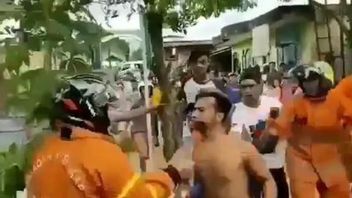 Viral Warga Bertelanjang Dada Dorong dan Tantang Berkelahi Petugas Pemadam di Sangatta Kaltim
