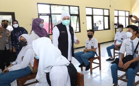 Khofifah Gelar Vaksinasi Serentak 38 Ribu Pelajar se-Jatim