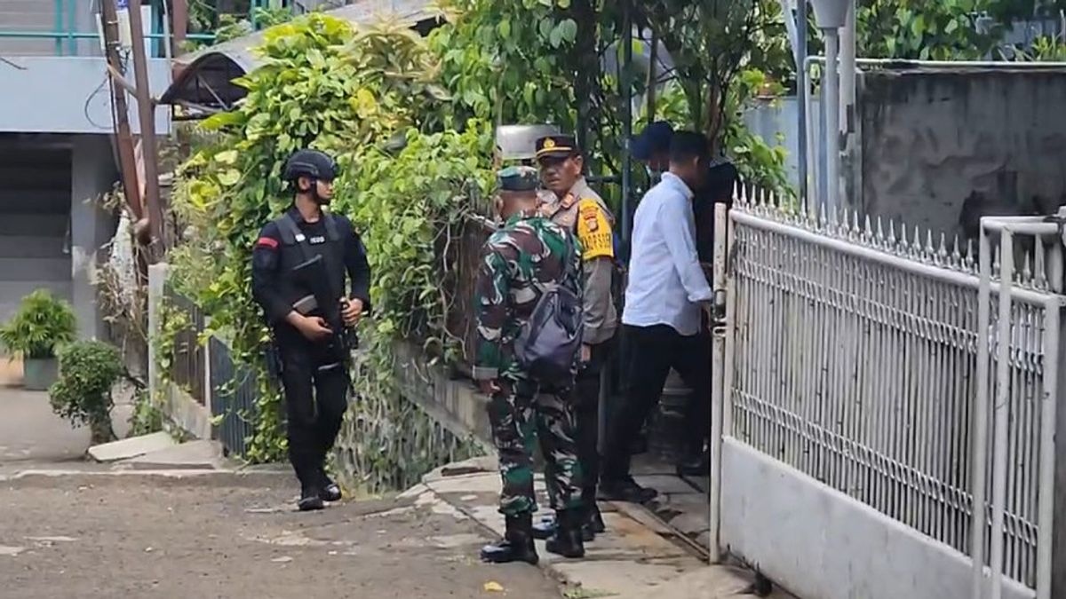 جيغانا - يقف فريق جيغانا و TNI يحرسون في منزل دوكون المالك 2 Senpi في سيبوتات