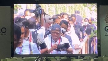 PUPR部长巴苏基戴着倒帽成为佐科威在G20巴厘岛的摄影师的古怪时刻