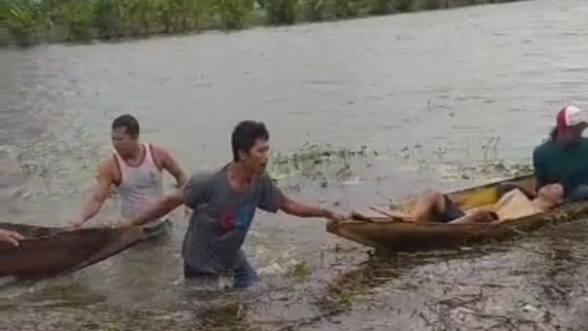 Tracing Sawah Soak Floods Using Sampan, 2 Boy In Kudus Lost Watered