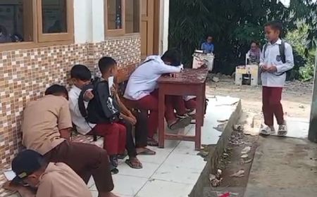 4 Ruang Kelas Ambruk, Ratusan Pelajar SDN di Sukabumi Terpaksa Belajar di Sekolah Lain