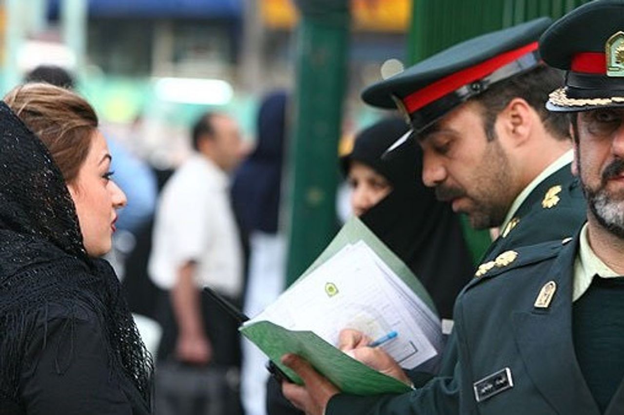 女性を抑圧していると判断された英国、イランの道徳警察に制裁を課す:そのトップブラスの2人を含む
