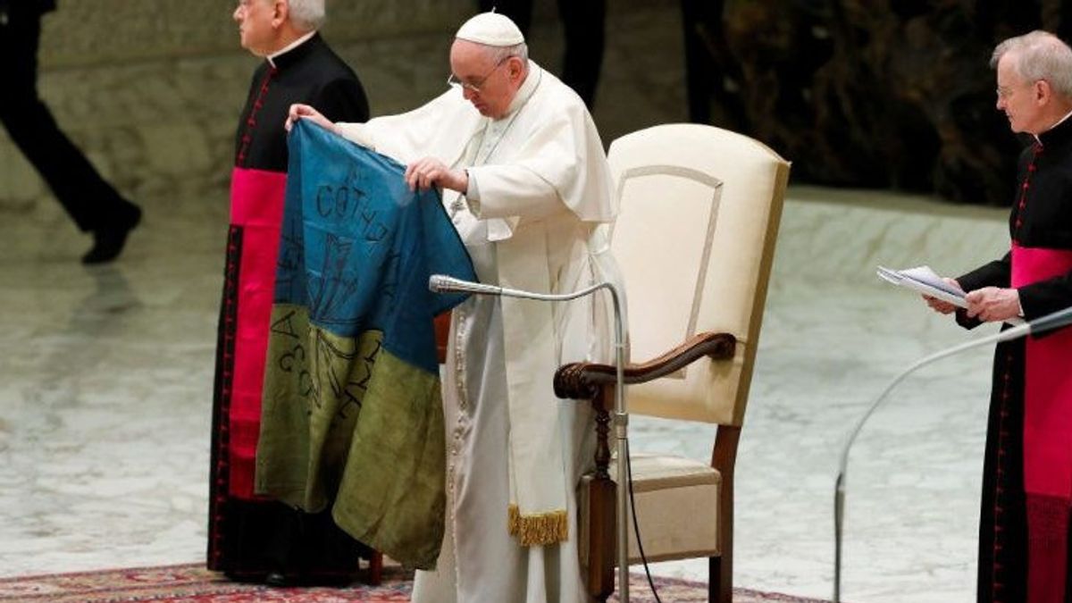 Pegang Bendera Ukraina dari Bucha, Paus Fransiskus: Darah Tak Berdosa Mereka Memohon ke Langit Perang Ini Dihentikan 