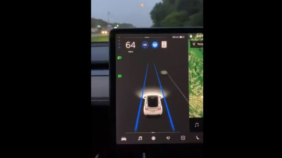 Problème De Système De Direction Du Pilote Automatique Tesla, La Lune Est Confondue Avec Un Feu De Circulation!