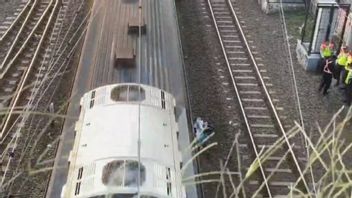 Entrant dans le passage de la ligne de route par un trou mural, un homme de Jatinegara décédé par un train