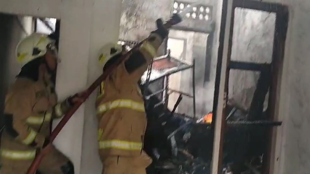 Deux maisons dans le complexe de police du marché incendiées dimanche soir