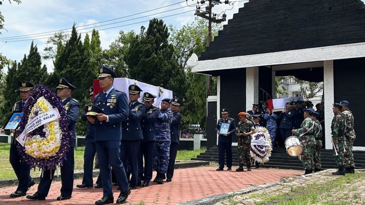 装有红白旗的棺材,3名超级托卡诺空军事故受害者被埋葬在Suropati TMP