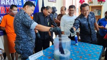 Evidence Of 385 Grams Of Methamphetamine Belonging To Cross-Central Kalimantan Provincial Dealers Destroyed