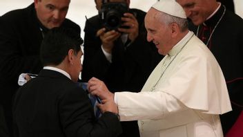 البابا فرنسيس يتذكر مارادونا في الصلاة