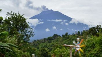 克林奇火山再次喷发，吐出600米高的火山灰，低于昨天的喷发