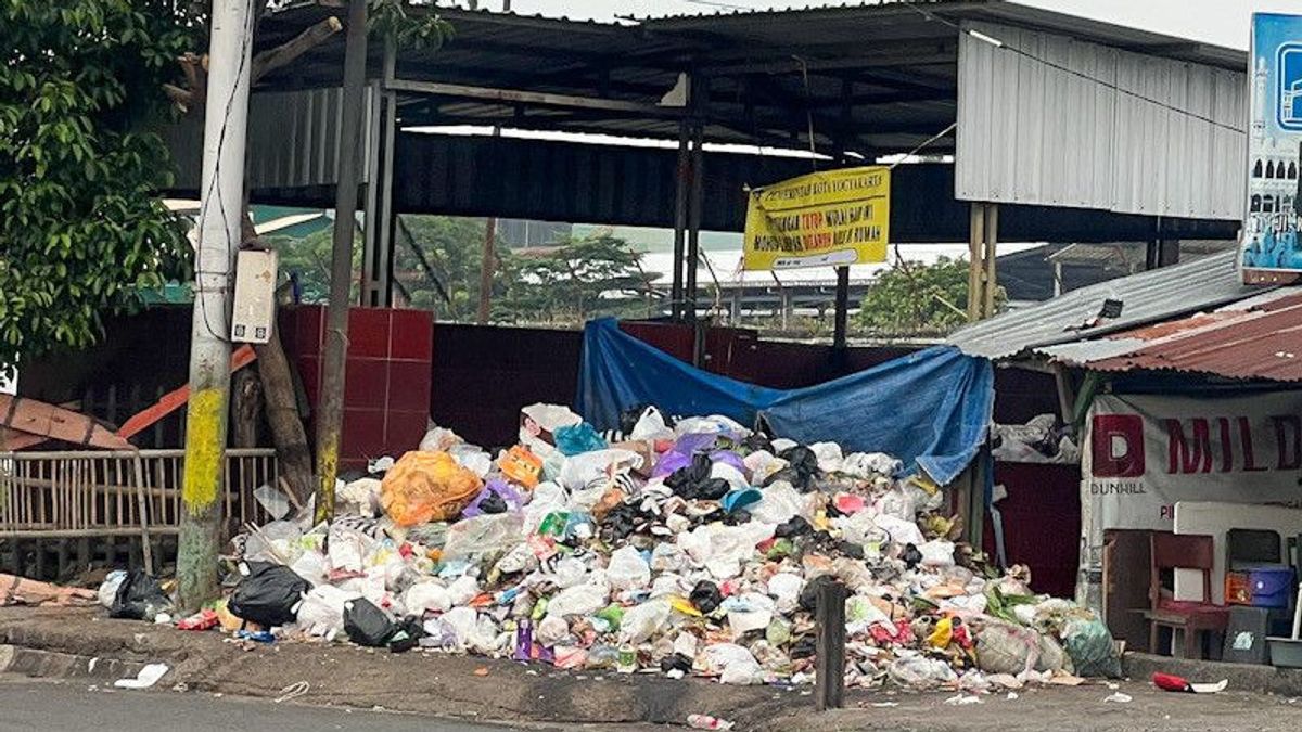 Overflowing Garbage Disposal In Yogyakarta Sprayed With Disinfectant Cairan