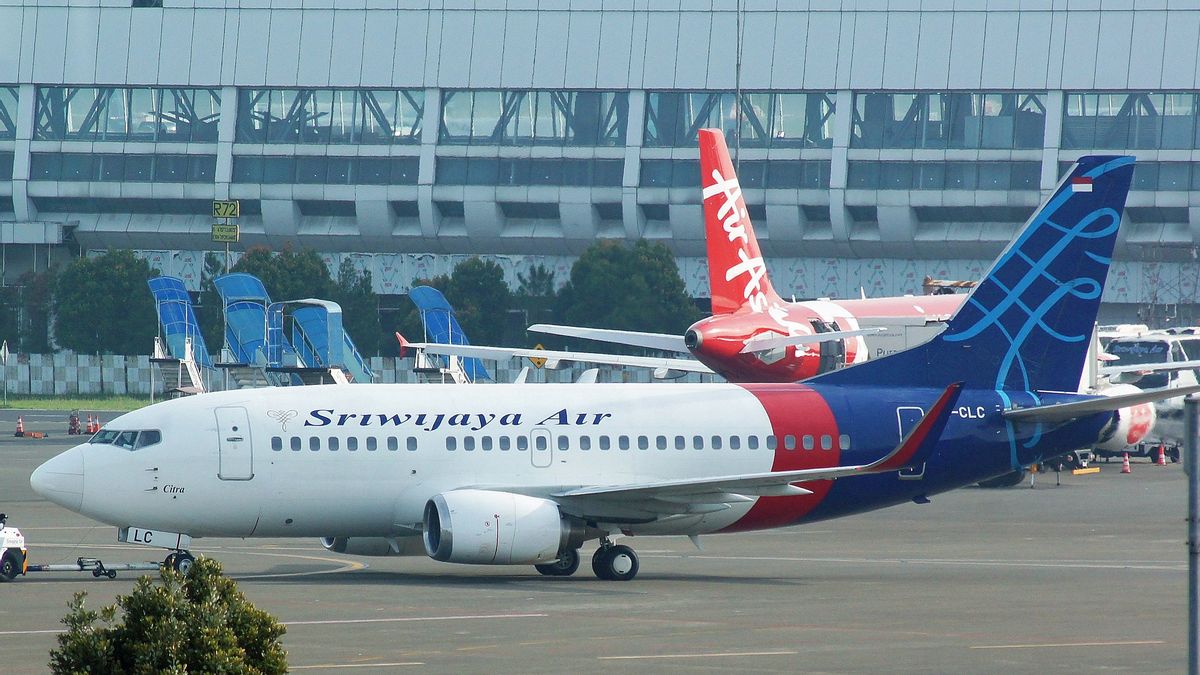 أعزائي المسافرين في سريويجايا وطيران نام إيرلاينز ، يقومون الآن بنقل عملياتهم إلى المبنى رقم 1A مطار سوكارنو هاتا