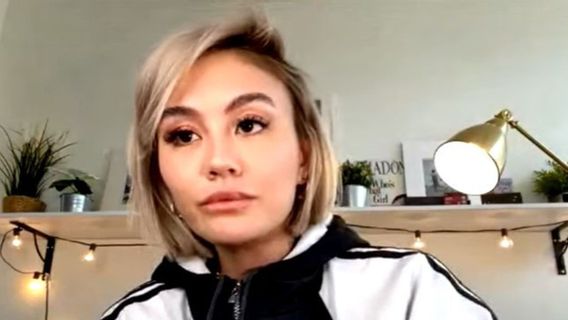 Salut! Agnez Mo Perkenalkan Nasi Padang di Wawancara Grammy