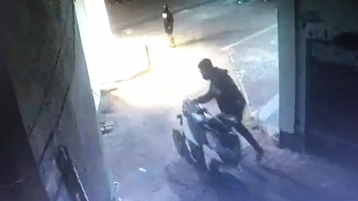 库塔日落路的病毒摩托车窃贼， 肇事者仍然被警方通缉