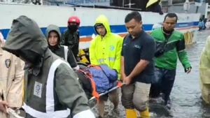Pasien RS Atmajaya Terjatuh saat Terobos Banjir dengan Motor di Penjaringan