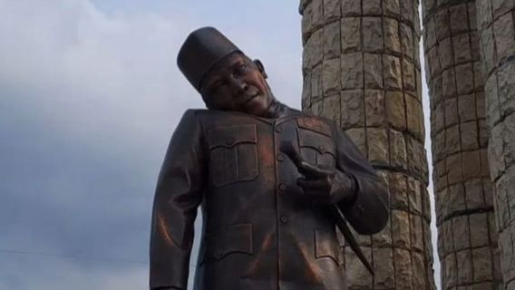 erous Lucky Hakim confie que la statue de Soekarno endommagée dans un tente réparée par le gouvernement provincial