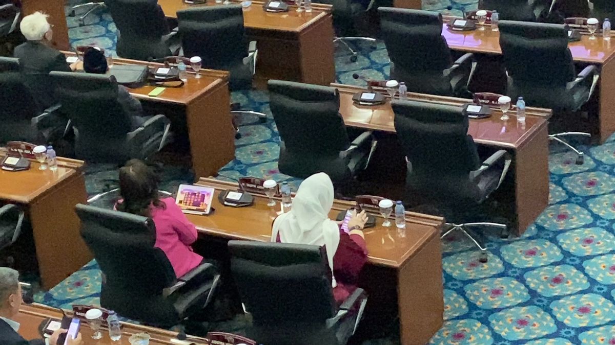 Denies Playing Candy Crush Game During Plenary Meeting, DKI DPRD Member: Meeting Begins, Forgets I Closed