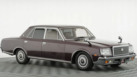 Cette ancienne voiture de luxe Toyota Century ne se vend que moins de 110 millions de roupies